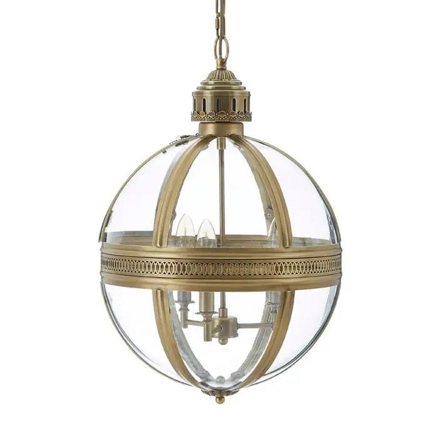 Íves térbeli üvegezéssel burkolt, fém szerkezetű, rézszínű, elegáns gömb függeszték lámpa, klasszikus csillár betéttel.