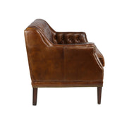 Kétüléses dohánybarna bőrkanapé oldalnézetből, ívelt karfákkal és sima bőrborítással