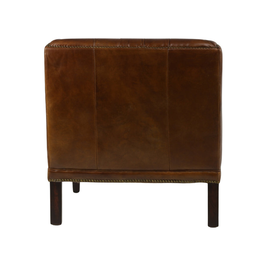 Dohánybarna vintage fotel hátnézete, letisztult bőrfelülettel és szegecselésmentes háttámlával