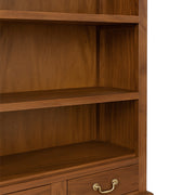 A HARVARD könyvszekrény részletfotója, bronz fogantyúkkal és kézműves fa textúrával