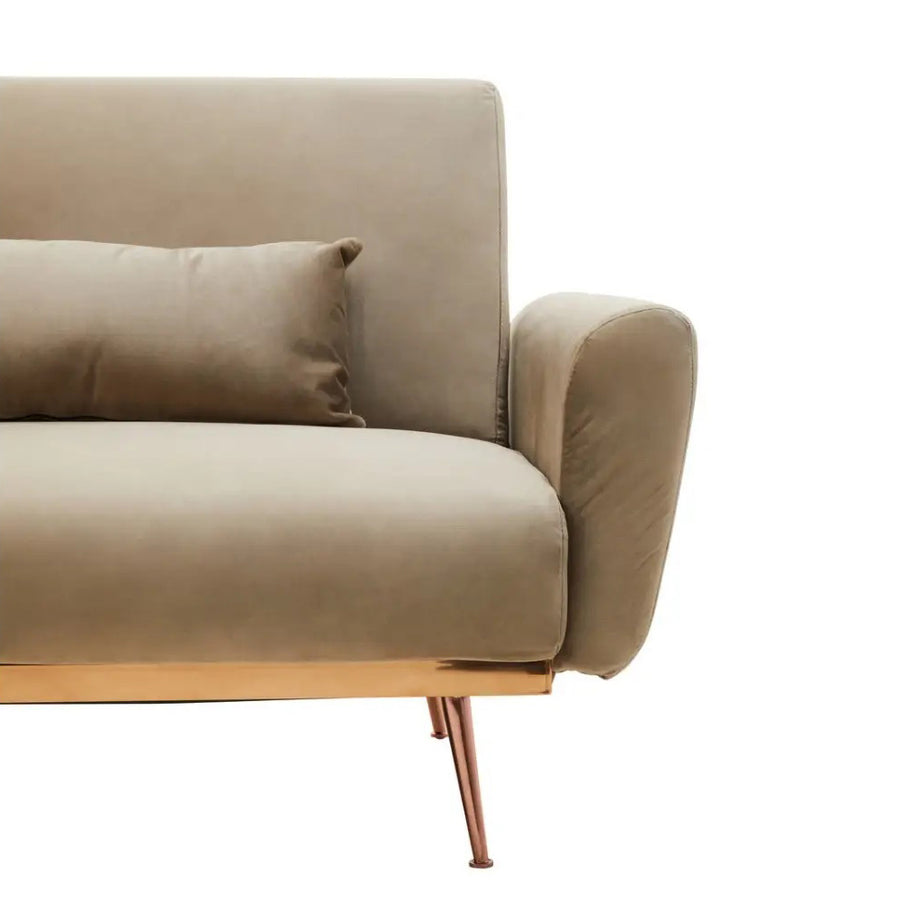 Cappuccinoszínű bársony kanapé.