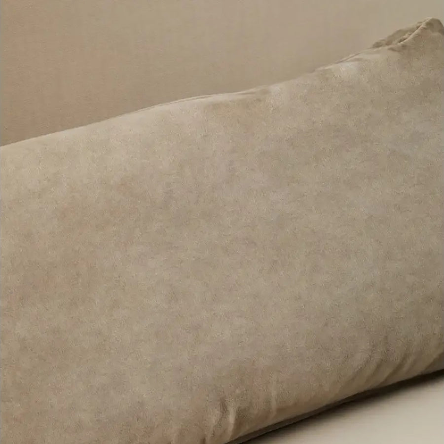 Cappuccinoszínű bársony kanapé.