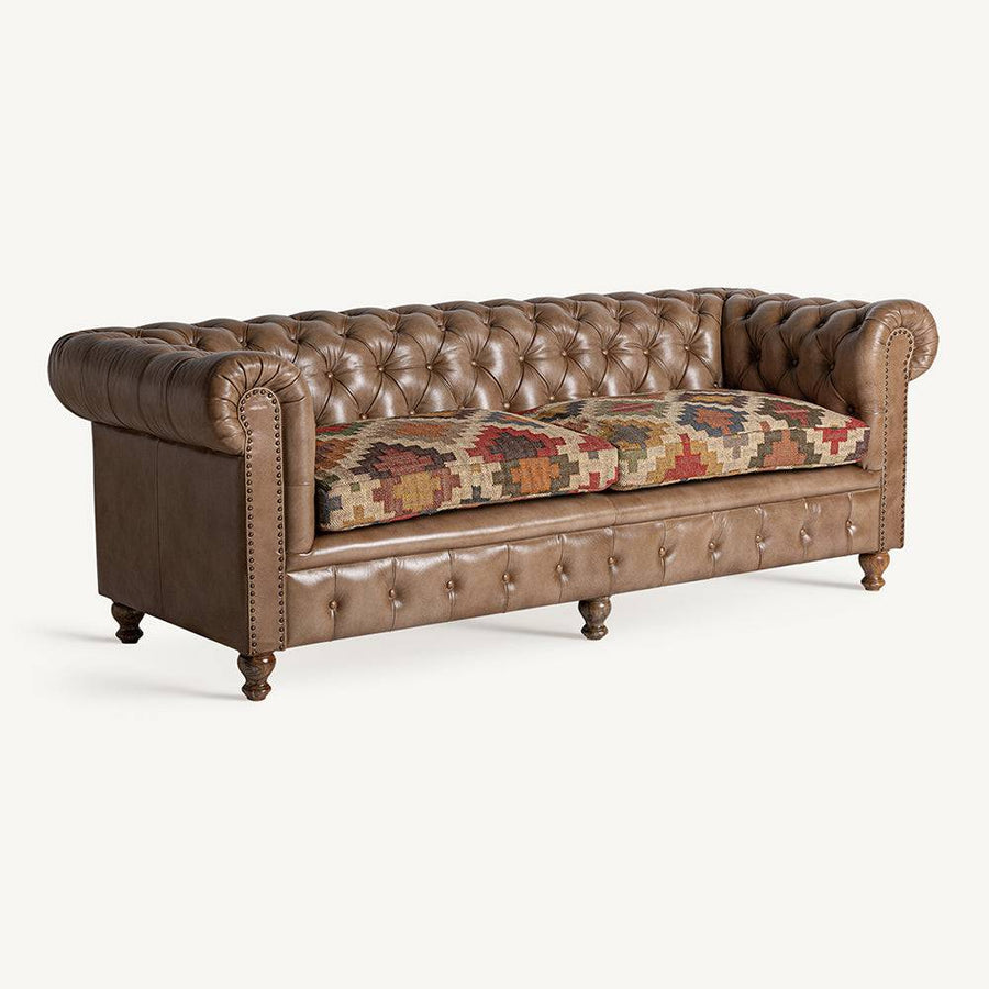 HEBBURN bőrkanapé ferdén elölről, Chesterfield stílusú háttámlával