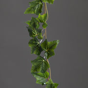Élethű mű borostyán girland részletgazdag zöld levelekkel közelről