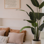 Heliconia mű rákollóvirág részletfotó, élethű zöld levelekkel és természetes erezetmintával