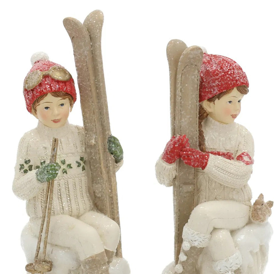 Heritage fehér karácsonyi síléces gyerek figurák közeli részletfotó, kötött ruházattal