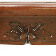 Heritage fa kisasztal részletgazdag faragással és ívelt formákkal