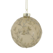 Matt pezsgőszínű karácsonyfadísz ezüst leveles mintával, kézzel festett Heritage üvegdísz.