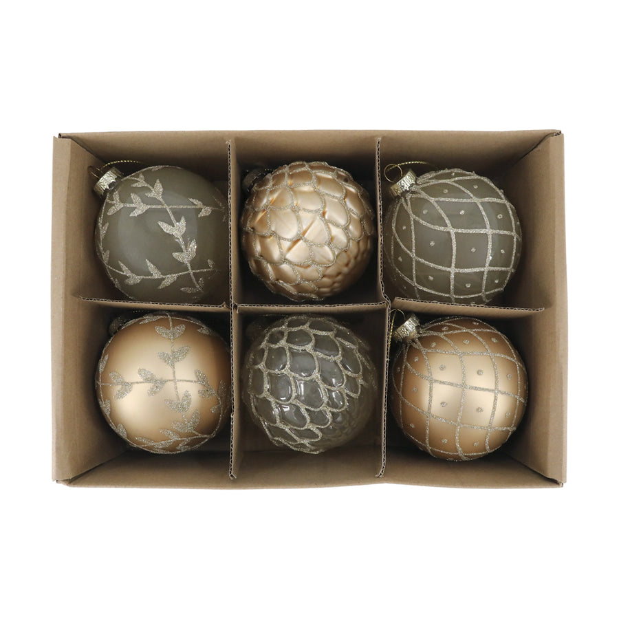 Hat darab pezsgőszínű üveg karácsonyfadísz kartondobozban, elegáns vintage mintákkal, a Heritage kollekcióból.