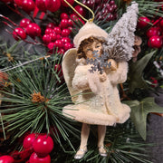 Klasszikus angyalka karácsonyfadísz hópelyhet tartva