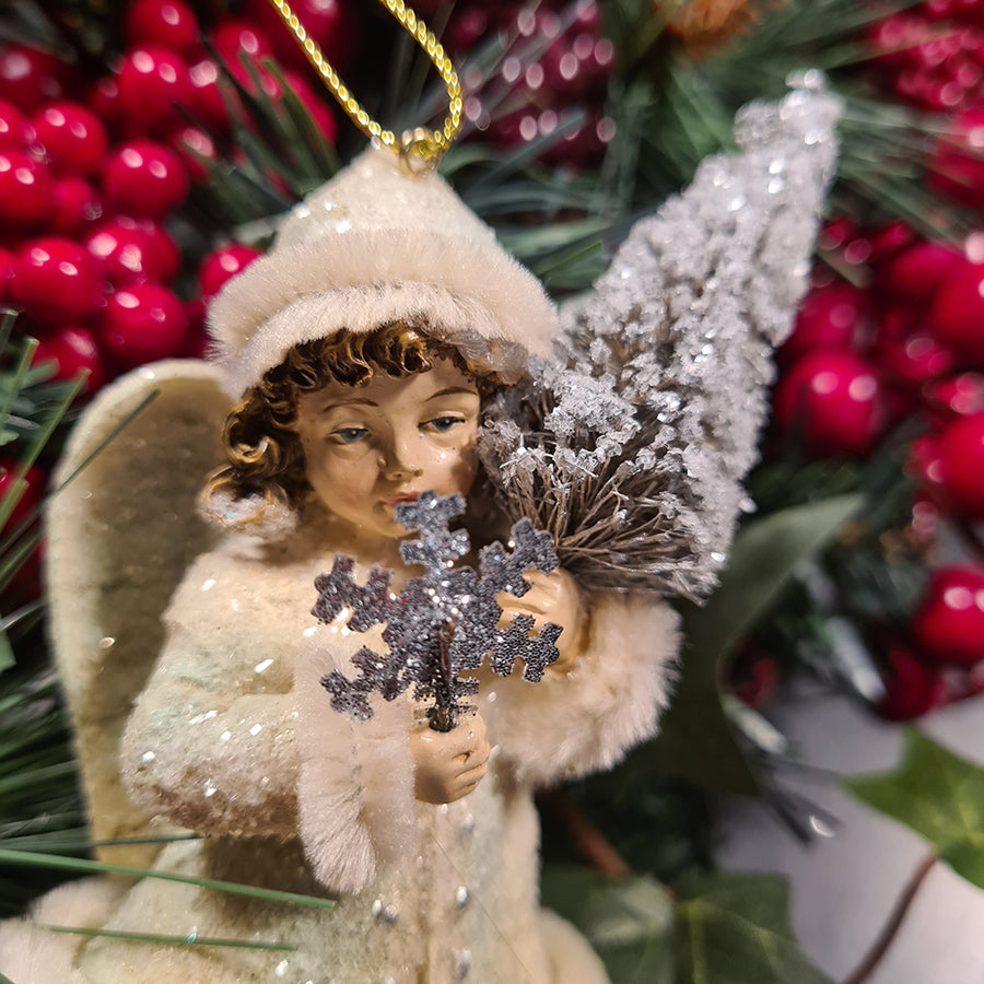 Részletgazdag angyalka dísz prémhatású ruhában