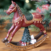 NOÉL bordó karácsonyi hintaló figura a Christmas Heritage kollekcióból, faasztalon elhelyezve