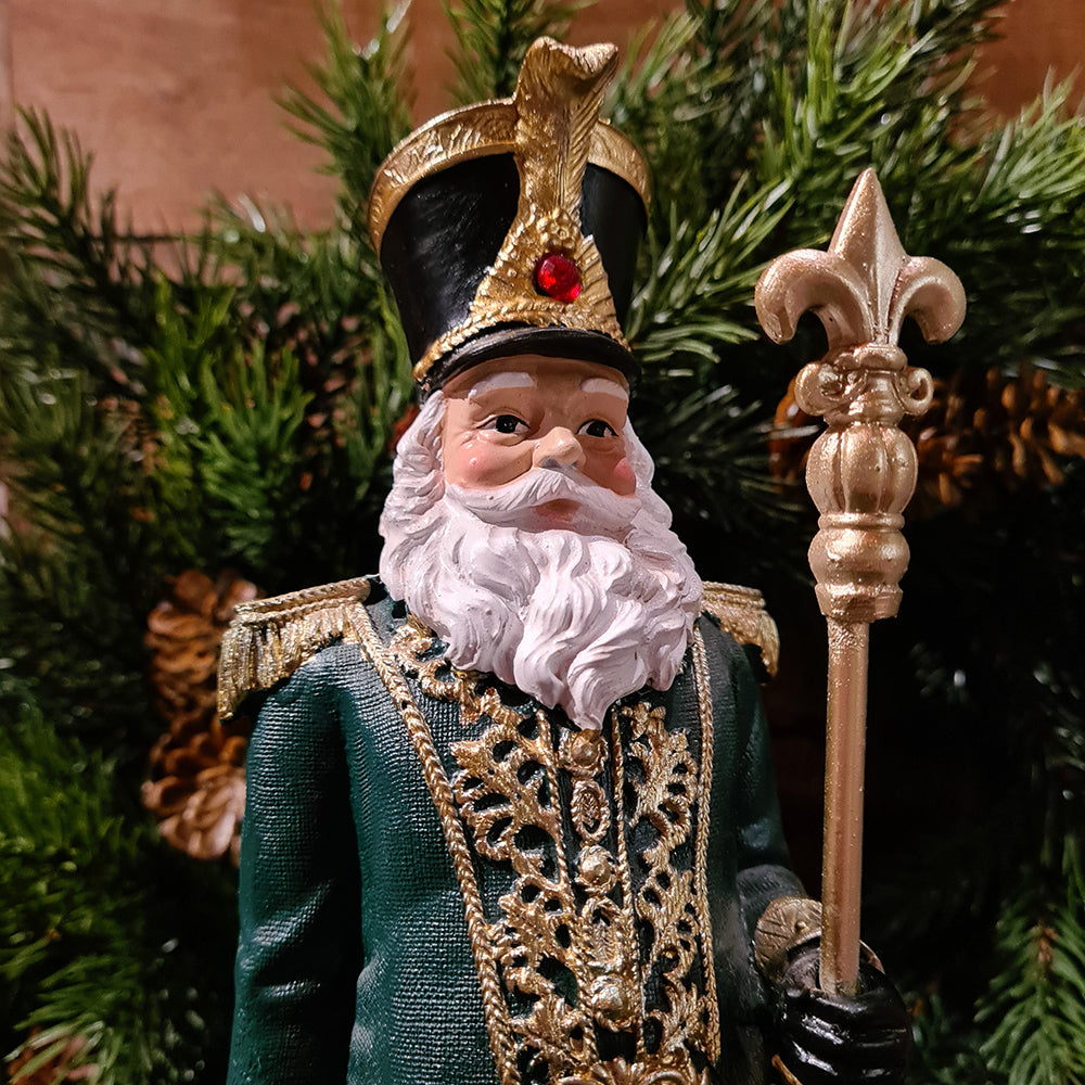 Gazdagon díszített Heritage Mikulás figura arany jogarral