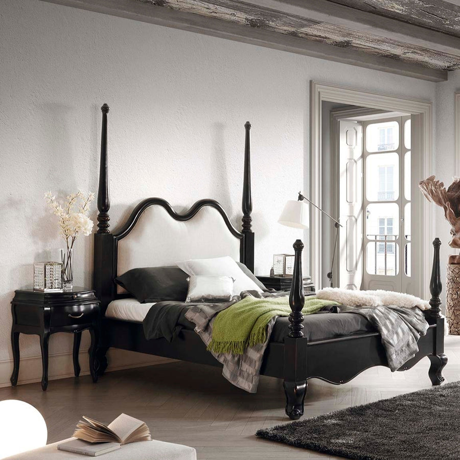 HERITAGE fekete mahagónifa franciaágy berendezett hálószobában, elegáns klasszikus koloniál stílusban
