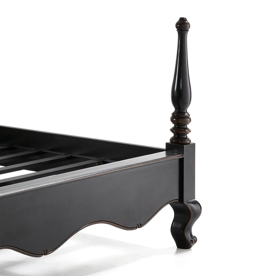 HERITAGE fekete mahagónifa franciaágy lábrészének ívelt kialakítása és oszlopa, klasszikus faragásokkal