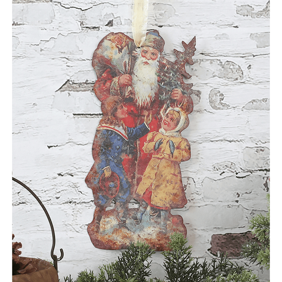 Fém Mikulás figura gyerekekkel.