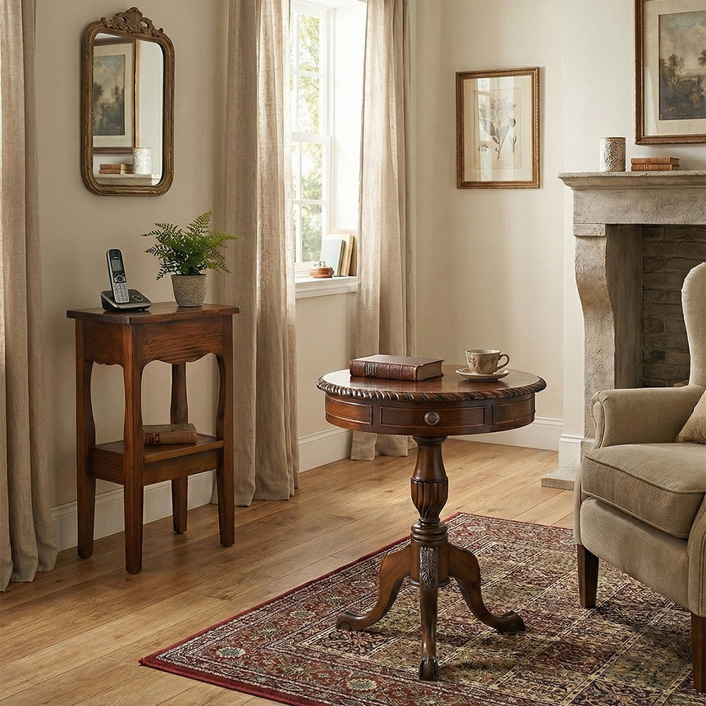 HERITAGE mahagónifa Chippendale kisasztal nappaliban klasszikus fa lerakóasztal elegáns enteriőrben