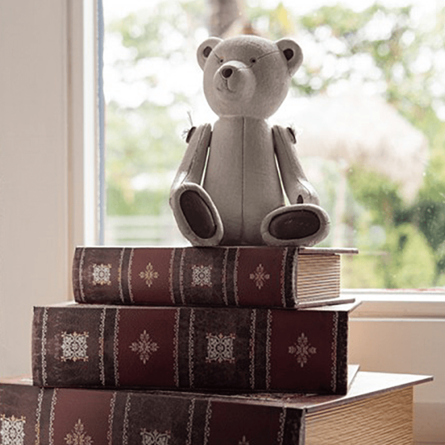 A Clayre & Eef krém mackó figura ablakpárkányon könyvek tetején.