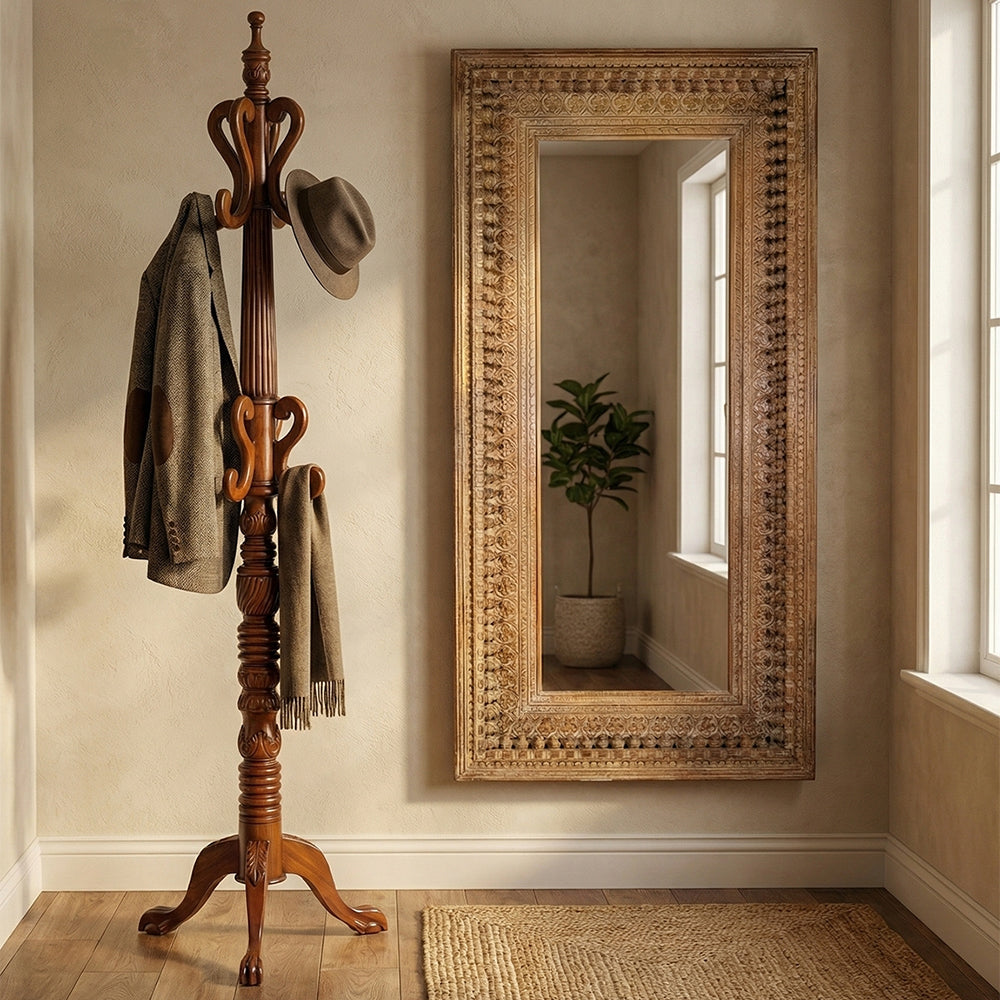 Mahagónifa állófogas előszobában kabátokkal és kalapokkal