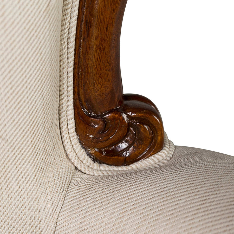 Klasszikus fotel fa keret és kárpit találkozásának részlete