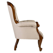 Oldalnézetből készült kép a HERITAGE mahagónifa fotelről, elegáns ívelt formákkal.