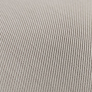 Bézs szövet textúrájának részletfotója a HERITAGE mahagónifa fotelről.