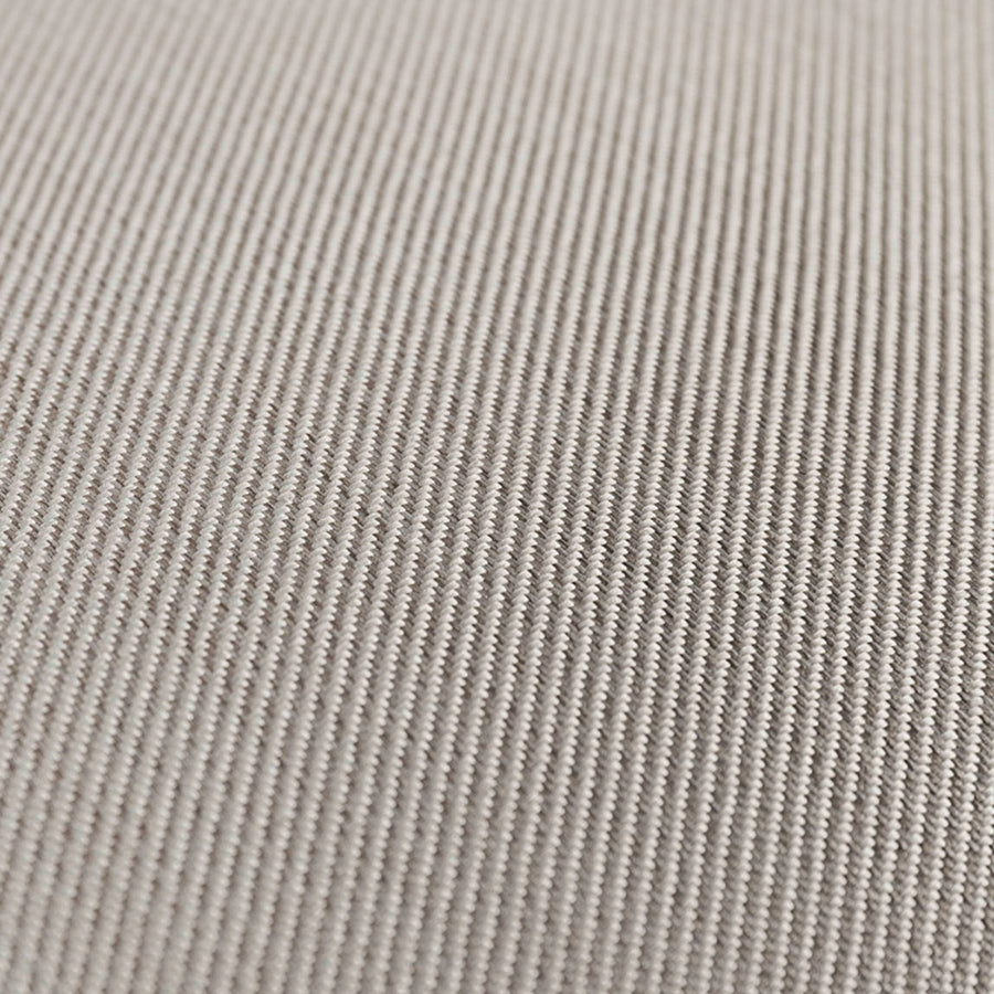 Bézs szövet textúrájának részletfotója a HERITAGE mahagónifa fotelről.