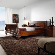 Klasszikus stílusú HERITAGE mahagónifa franciaágy berendezett hálószobában.