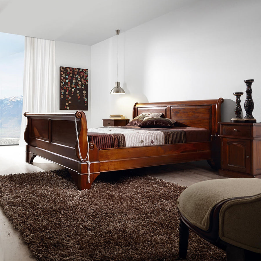 Klasszikus stílusú HERITAGE mahagónifa franciaágy berendezett hálószobában.