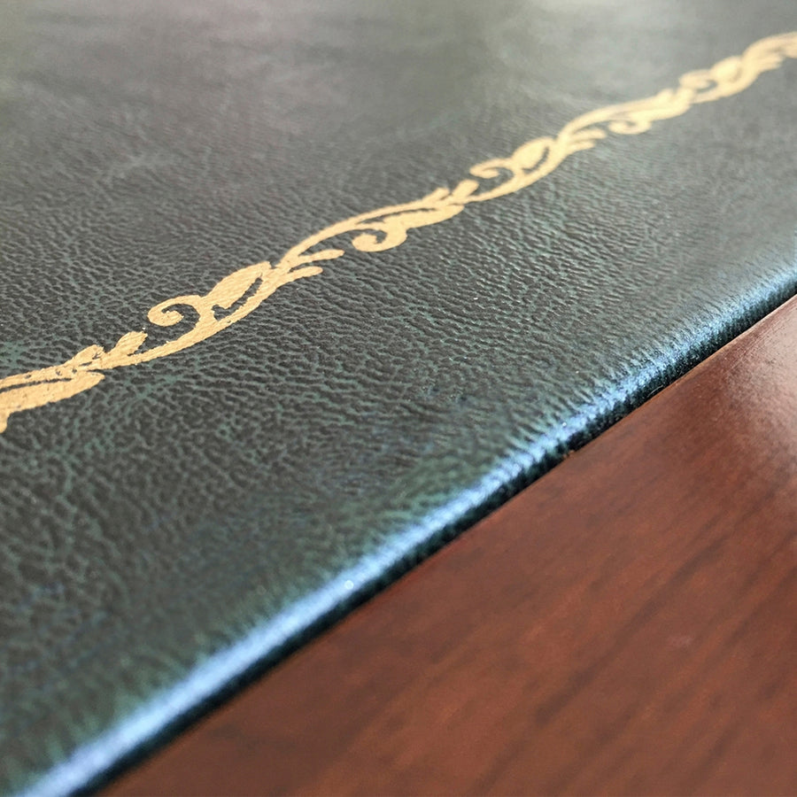 HERITAGE mahagónifa íróasztal zöld bőr betétes asztallap arany díszítéssel közelről