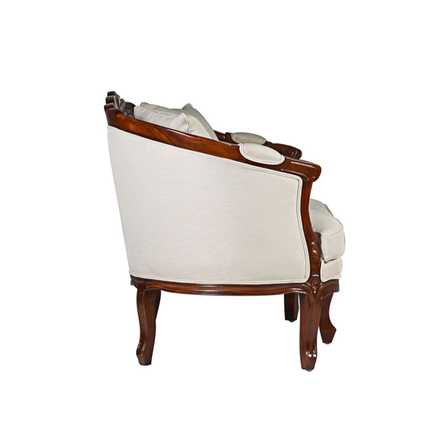 Oldalnézetből a HERITAGE mahagónifa kanapé elegáns ívelt kartámasszal.