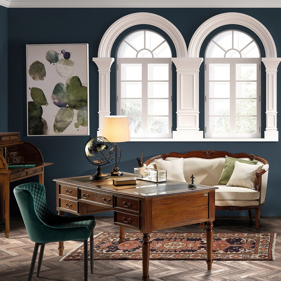 Heritage kollekció kanapé elegáns enteriőrben, íves ablakok és antik íróasztal mellett.