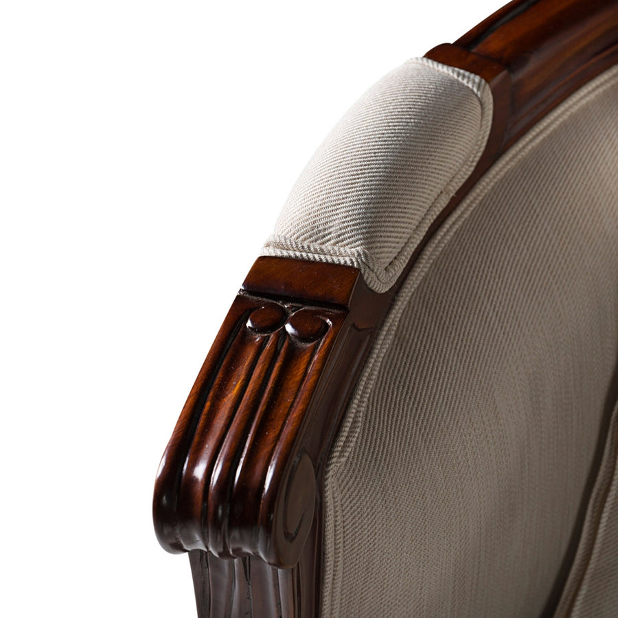 Közelkép a karfa elegáns, kárpitozott könyöklő részéről.