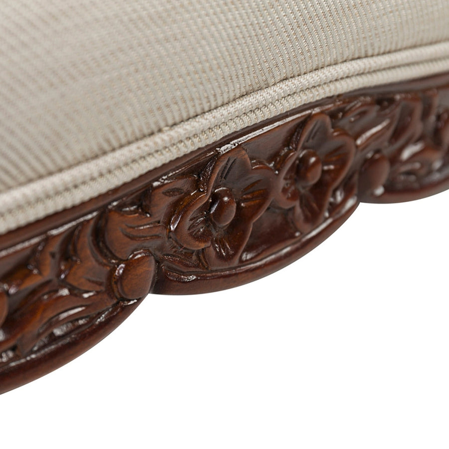 Aprólékosan kidolgozott virágos díszítés közelről a fa kereten.