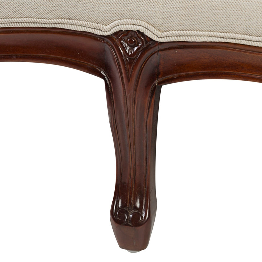 Klasszikus formavilágú láb, finom faragásokkal.