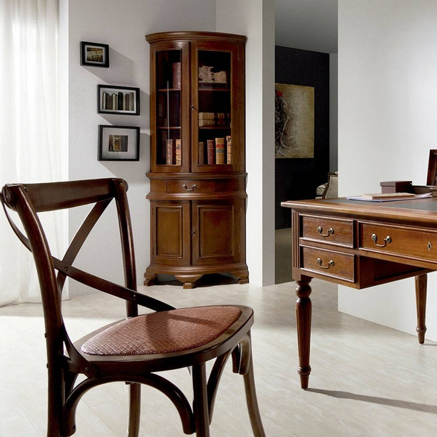 Klasszikus Heritage sarokvitrin mahagónifából, elegáns nappali enteriőrben.