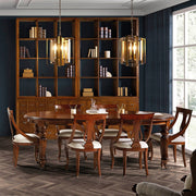 Heritage mahagónifa székek klasszikus étkezőasztallal, elegáns enteriőrben