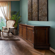 Heritage koloniál stílusú mahagónifa tálalószekrény elegáns nappali enteriőrben.