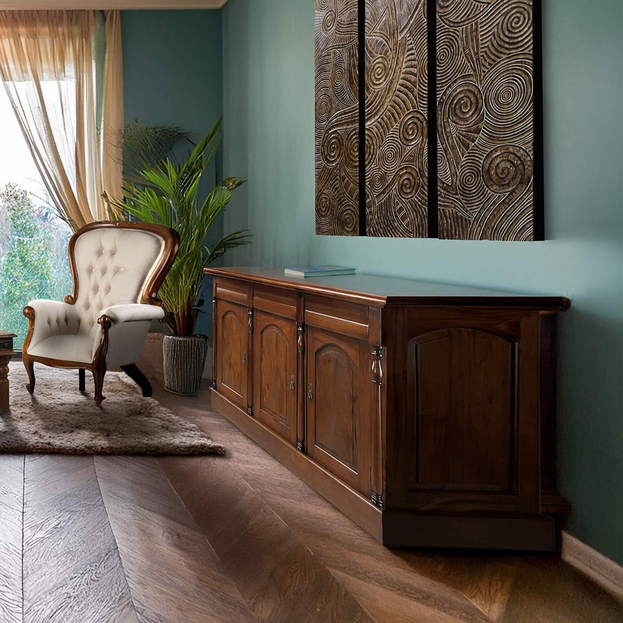 Heritage koloniál stílusú mahagónifa tálalószekrény elegáns nappali enteriőrben.