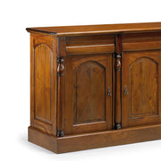 Heritage mahagónifa tálalószekrény részletfotó az oldalnézetről.