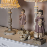 Heritage pink kislány figura komódon, romantikus vintage enteriőrben