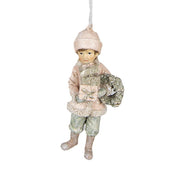 Részletgazdag Heritage pink kisfiú karácsonyfadísz, aranyos téli ruhában, ajándékcsomaggal és koszorúval.