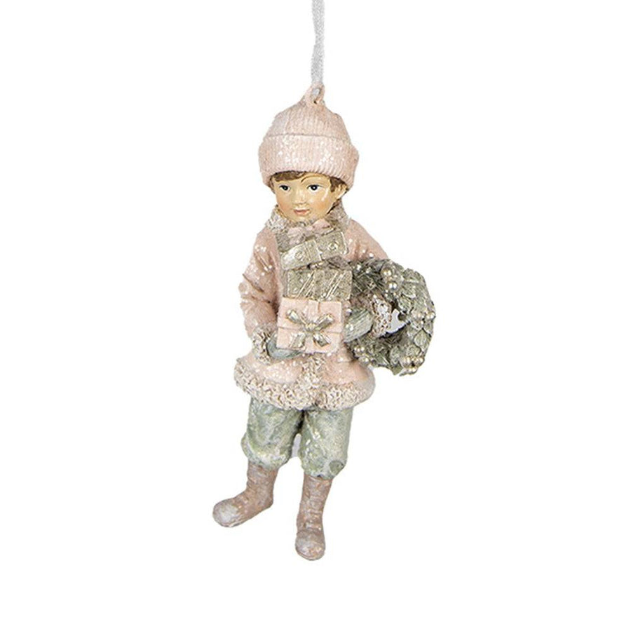 Részletgazdag Heritage pink kisfiú karácsonyfadísz, aranyos téli ruhában, ajándékcsomaggal és koszorúval.