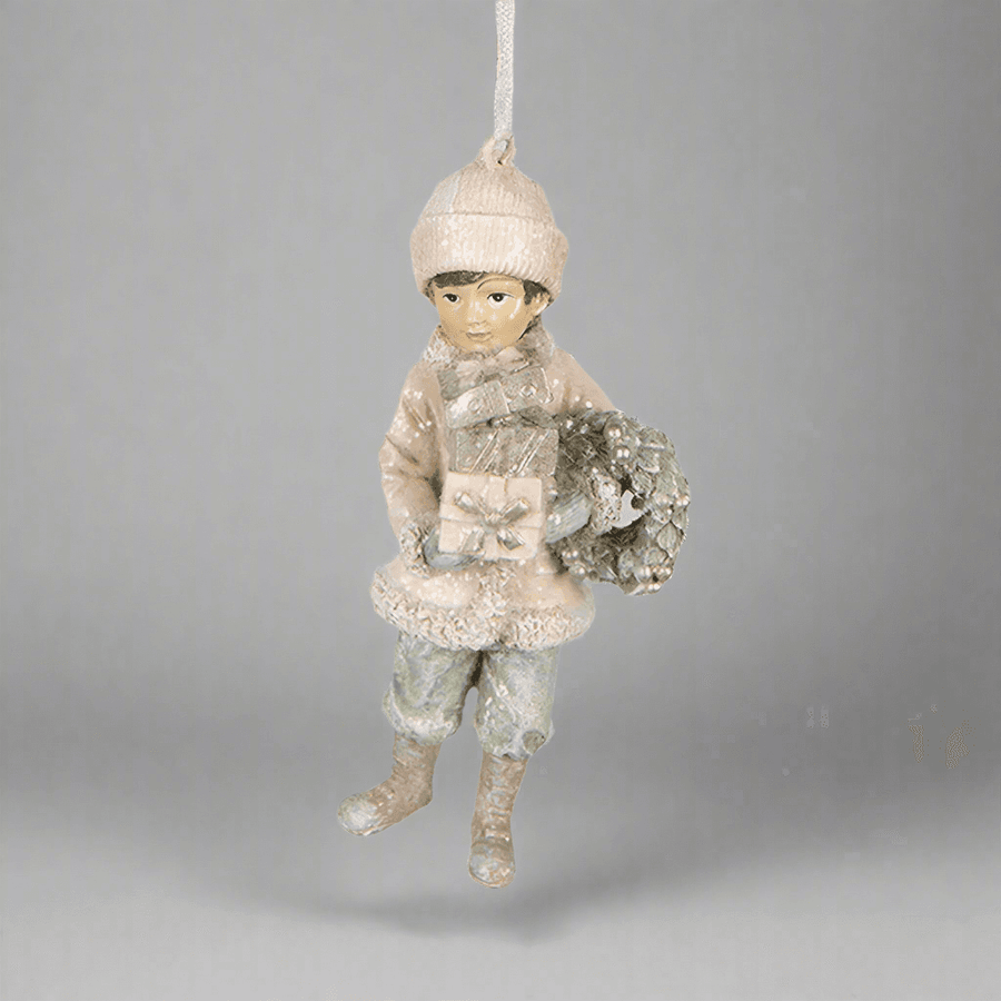 Részletgazdag Heritage pink kisfiú karácsonyfadísz, aranyos téli ruhában, ajándékcsomaggal és koszorúval.