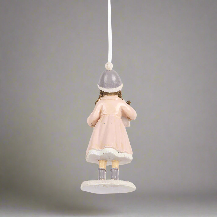 Heritage pink téli kislány karácsonyfadísz hátulnézetből, részletgazdag kidolgozással.