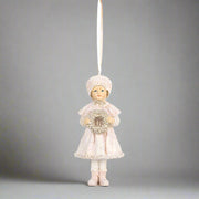 HERITAGE pink téli kislány karácsonyfadísz koszorúval, 11 cm magas, vintage stílusú dekoráció.