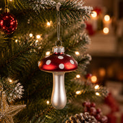 Christmas Heritage piros üveg gomba karácsonyfadísz feldíszített karácsonyfán meleg ünnepi fények között