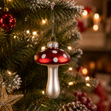 Christmas Heritage piros üveg gomba karácsonyfadísz feldíszített karácsonyfán meleg ünnepi fények között