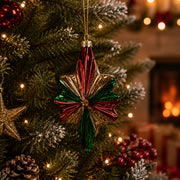 Christmas Heritage piros zöld üveg csillag karácsonyfadísz feldíszített karácsonyfán meleg ünnepi fények között