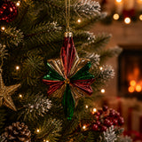 Christmas Heritage piros zöld üveg csillag karácsonyfadísz feldíszített karácsonyfán meleg ünnepi fények között
